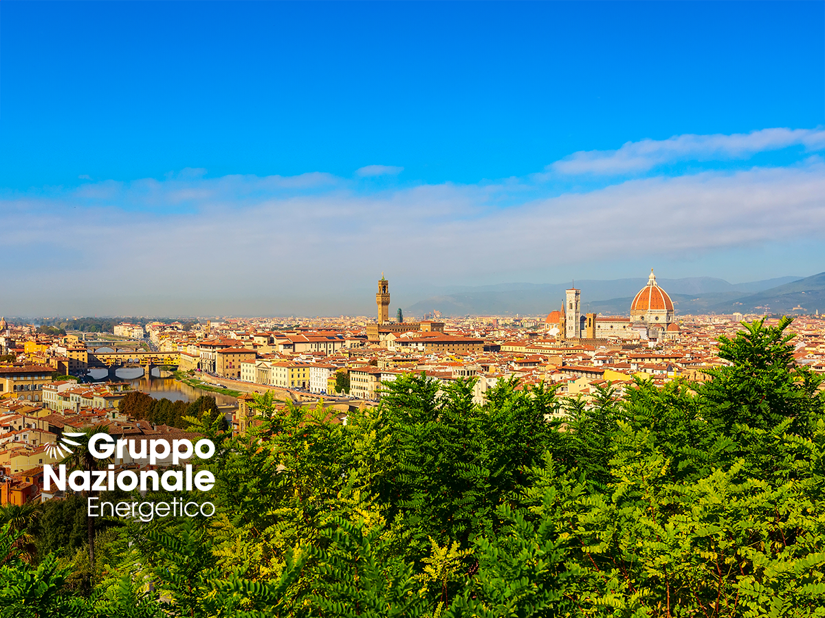 panorama di Firenze da lontano con cielo azzurro e vegetazione in primo piano